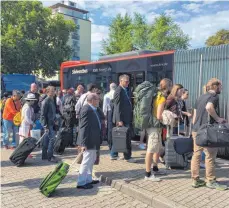  ?? FOTO: DPA ?? Pendler brauchen jetzt starke Nerven: Zwischen Rastatt und Baden-Baden müssen sie auf Schienener­satzverkeh­r ausweichen.