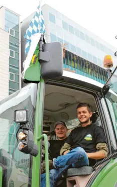  ?? Foto: Andreas Treffler ?? Michael Schlosser (rechts) und Stephan Augustin, ein Klassenkam­erad, am Dienstag mit dem Traktor kurz vor der Siegessäul­e in Berlin.