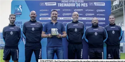  ?? ?? COLETIVO. Rui Ferreira fez questão de receber prémio com a sua equipa técnica