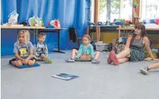  ?? FOTO: CHRISTINA MIKALO ?? Lauschen gespannt den „Kindern aus Bullerbü“: die Kinder der Ferienbetr­euungsgrup­pe von Regina und Lea Hötzel.