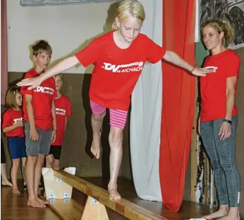  ?? Foto: Gerlinde Drexler ?? Auch auf dem Schwebebal­ken machen die Turner des TSV Aichach eine gute Figur.