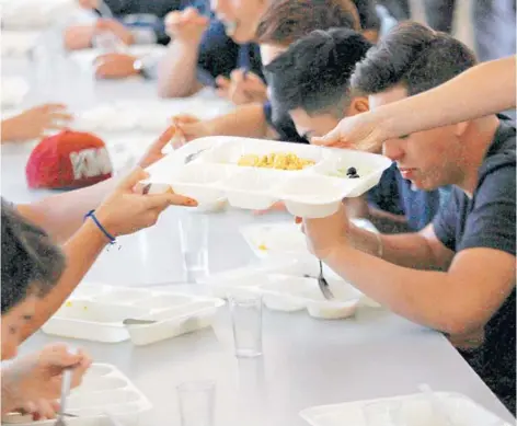  ??  ?? ► Raciones de comida del Programa de Alimentaci­ón Escolar de la Junaeb.