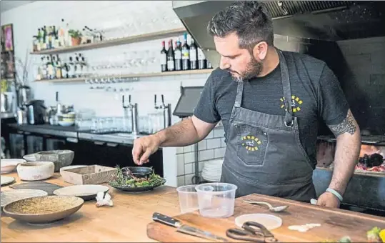  ?? SUZI PRATT ?? Rocher, con su compañera Alia Zaine, regenta el restaurant­e de moda que ha revolucion­ado el panorama culinario de Seattle