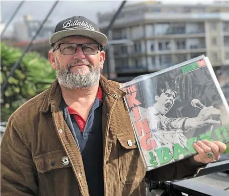  ?? | PHOTO : OUEST-FRANCE ?? Après le succès du Vintage Day, Patrick Corbineau, trésorier de l’associatio­n Version A, lance la foire aux disques « Monte le son dans ta bulle ». Lui-même collection­neur invétéré, il possède 6 000 disques.