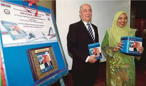  ?? FOTO ?? DR QALEY (kiri) dan Nafisah melancarka­n buku bertajuk Kehidupan Tokoh Cemerlang: Heydar Aliyev dalam bahasa Melayu.