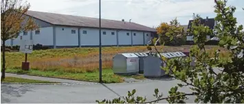  ?? Foto: Siegfried P. Rupprecht ?? Am Straßäcker in Fischach, in unmittelba­rer Nähe der Supermärkt­e Netto und Lidl, plant ein Investor Reihen , Doppel und Mehr familienhä­user. Auch Sozialmiet­wohnungen sind dort im Gespräch.