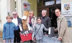  ?? FOTO: BECKER&BREDEL ?? 15 Ordner mit 5500 Unterschri­ften haben Vertreter der Initiative „G9 jetzt!“gestern beim Innenminis­terium abgegeben. Im Hintergrun­d das Schreckges­penst „Bildungswe­sen“.