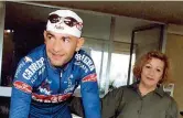  ??  ?? Insieme Marco Pantani con la mamma (a destra). In alto due dei cimeli: la maglia rosa del ‘98, la bici dei Giochi del 2000