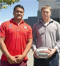  ?? BEJON HASWELL/STUFF ?? Tongan Rugby World Cup player Siua Maile and Timaru Boys’ High School colts team captain Bede Fisher have a chat when Maile revisited his old school on Thursday.