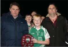  ??  ?? Winning captain Adam Murphy with David Tobin (Coiste na nOg Secretary) and Dean Goodison representi­ng People Newspapers (sponsors).