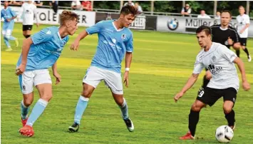  ??  ?? Für seinen starken Auftritt auf der linken Außenbahn bekam Marcel Leib (links) ein Sonderlob von Trainer Stefan Tutschka.