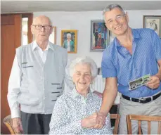  ?? FOTO: GISELA SGIER ?? 65 Jahre verheirate­t: Bürgermeis­ter Dietmar Lohmiller (rechts) gratuliert Josef und Adelheid Möslang in Altmannsho­fen zu ihrer eisernen Hochzeit.