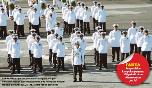  ?? FOTO: ?? PERBARISAN upacara sambutan ulang tahun Agensi Penguatkua­saan Maritim Malaysia Ke-13 Peringkat Wilayah Maritim Sarawak di KOMTAS, Muara Tebas, semalam.