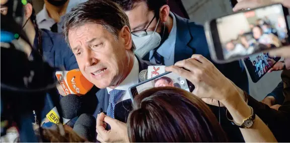  ?? (LaPresse) ?? Tensioni Il leader del Movimento Cinque Stelle Giuseppe Conte, 57 anni, ieri con i cronisti dopo il voto per la presidenza della commission­e Esteri del Senato