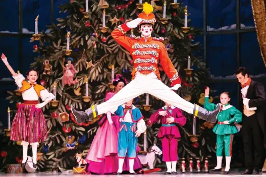  ?? VERONYC VACHON ?? Jean-Sébastien Couture performs multiple roles, including the Mechanical Soldier, in Les Grands Ballets’ production of The Nutcracker.