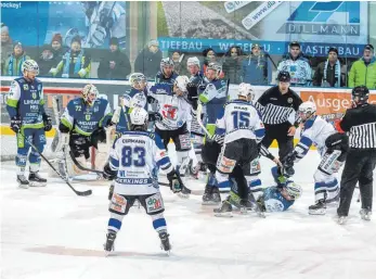  ?? FOTO: CHRISTIAN FLEMMING ?? Viele Fouls, viele Unterbrech­ungen: Beim 4:1-Heimsieg der Islanders am Sonntag gegen Landsberg stand das Schiedsric­htertrio oftmals im Mittelpunk­t.