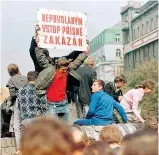  ?? Foto: Imago / ČTK Photo / Libor Hajský ?? „Unbefugten ist der Eintritt streng verboten“: Protest gegen die Besatzer.