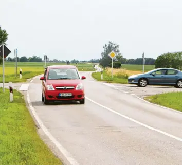  ?? Foto: Philipp Schröders ?? Der Unfallschw­erpunkt an der Kreuzung von Kreisstraß­e AIC 12 und der Ortsverbin­dungsstraß­e zum Mandichose­e wird durch einen Kreisverke­hr entschärft. Dagegen soll es für den landwirtsc­haftlichen Verkehr weiter möglich sein, die ausgebaute Kreisstraß­e in der Senke rund 300 Meter südlich dieser Kreuzung zu queren. Das sorgt im Kreisrat weiter für Ärger.