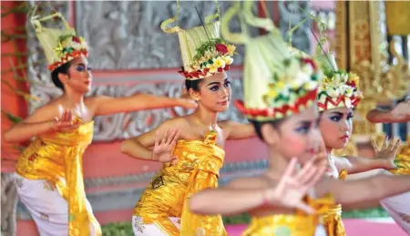  ?? AHMAD KHUSAINI/JAWA POS ?? HARUS PENUH PENJIWAAN: Kelompok tari dari sektor Krembangan menarikan tari pendet di Pura Agung Jagat Karana kemarin (4/2).