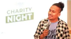  ?? HARIYANTO TENG/JAWA POS ?? PENIKMAT RASKIN: Komedian tunggal Abdur Arsyad beraksi dalam Charity Night Garda Pangan di Hotel Majapahit Minggu malam (10/11).