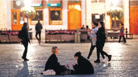  ?? FRANCOIS LENOIR/REUTERS ?? Restrições. Belgas comem sentados na Grand Place, em Bruxelas: país é um dos mais afetados pela terceira onda na Europa