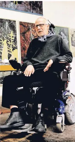  ?? FOTO: ANDREAS BRETZ ?? Der an ALS erkrankte Düsseldorf­er Kunstprofe­ssor Jörg Immendorff in seinem Atelier. 2007 starb er nach zehnjährig­er Krankheit.