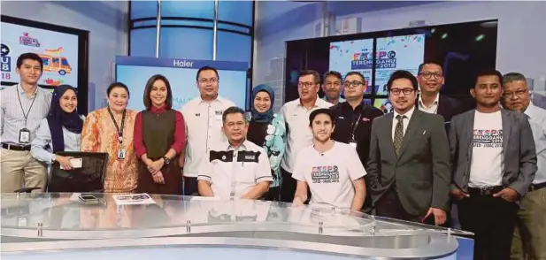  ?? [FOTO ZUNNUR AL SHAFIQ/BH] ?? Ahmad Razif (tengah) menjadi tetamu jemputan pada program Malaysia Hari Ini di Sri Pentas, semalam.