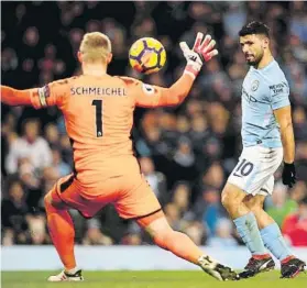  ?? FOTO: GETTY IMAGES ?? Agüero, marcando un gol a Schmeichel en el City-Leicester de Premier (5-1)