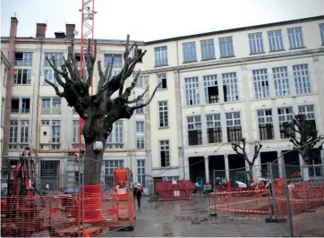  ??  ?? Le chantier lors de la visite, la semaine dernière. L’ouverture de la cour devrait permettre de trabouler en passant de la rue de Flesselles à la montée des Carmélites.