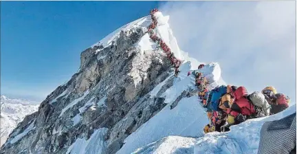  ??  ?? AFLUENCIA. “Colas” para hacer cima en el Everest durante la temporada 2019. Cada vez más montañista­s se lanzan a la cima del mundo.
