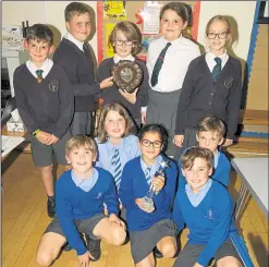  ?? Ref: 39-1722D ?? Quiz winner Stockcross Primary School (blue uniform) with runners-up Hermitage Primary School