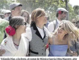  ?? José Luis Roca ?? Yolanda Díaz, a la dreta, al costat de Mónica García i Rita Maestre, ahir a la carpa de Més Madrid a la festa de San Isidro.