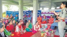  ?? HT FILE ?? Kullu SP Shalini Agnihotri (right) addressing women during a meeting under the ‘Sehbhagita Aapki Aur Humari’ initiative in Kullu.