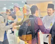  ?? ?? SEMOGA SELAMAT: Pengiran Daud (kanan) bersalaman dengan jemaah haji yang akan menunaikan ibadah haji di Tanah Suci Mekah.