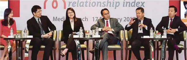  ?? [FOTO ROHANIS SHUKRI/BH] ?? Ai Lin (tiga dari kiri) bersama panel jemputan ketika membentang­kan Kajian Indeks Perhubunga­n Prudential 2016 di Kuala Lumpur, baru-baru ini.