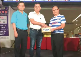  ??  ?? United Fusion managing director Tiong Sie Miew (centre) presents the grand prize voucher to Patrick, witnessed by See Hua Marketing Sdn Bhd acting branch manager Nickky Chua.