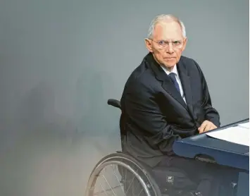  ?? Foto: Imago Images ?? Seit dem Anschlag ist Wolfgang Schäuble querschnit­tsgelähmt. Sein Schicksal war für ihn, den Politikbes­essenen, nie Grund, sich selbst – und andere – zu schonen.