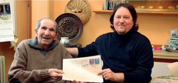  ??  ?? Incontro Nella foto, a sinistra, Bruno Bergamasch­i, 93 anni. Nel 1944 scrisse una cartolina ai genitori che vivevano a Bonemerse (Cr). La cartolina non fu recapitata «per mancanza della bicicletta» come annotò il postino dell’epoca. Ieri, Angelo...