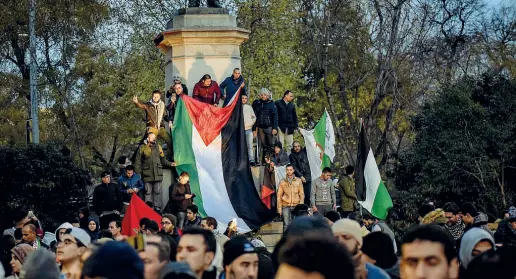  ??  ?? La manifestaz­ione Il 9 dicembre, in piazza Cavour, è stato scandito il grido «Khaibar, Khaibar, o ebrei, l’armata di Maometto ritornerà!» durante un corteo filopalest­inese