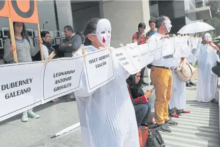  ?? EFE ?? Colectivos de organizaci­ones sociales y Ong han solicitado, en varias manifestac­iones, aclarar las muertes en los ‘falsos positivos’.