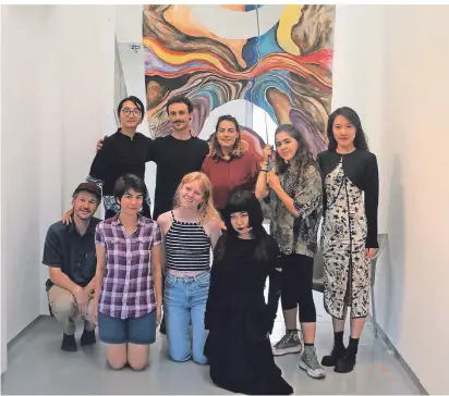  ?? FOTO: SCHN.-MOMBAUR ?? Gruppenbil­d der neun internatio­nalen jungen Künstlern und Künstlerin­nen des Master Institute of Visual Cultures aus ´s-Hertogenbo­sch in der Galerie SK.
