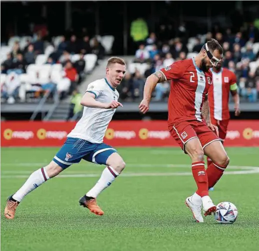  ?? Foto: M. Maps/sportspres­s.lu ?? Maxime Chanot ist stolz auf die Luxemburge­r, die gegen die Färöer um Klaemint Olsen (l.) kaum Chancen zulassen.