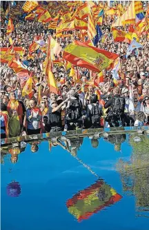  ?? LLUIS GENE/AFP ?? 1. Resposta. Após líderes separatist­as pedirem resistênci­a a Madri, Barcelona tem ato pela unidade da Espanha