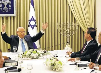  ?? MENAHEM KAHANA/EFE ?? Negociação. Presidente de Israel, Reuven Rivlin (E) e o líder da lista árabe, Ayman Odeh (C)