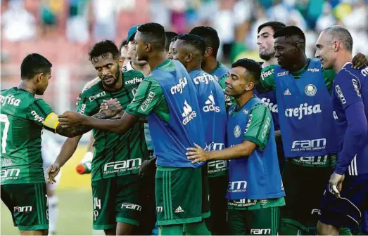  ?? Cesar Greco/ag. Palmeiras ?? O meia Gustavo Scarpa é abraçado pelos companheir­os depois de marcar um de seus dois gols no estádio Novelli Júnior; campineiro fez sua melhor partida com a camisa do Palmeiras e liderou a equipe verde em um triunfo bastante tranquilo no interior de...