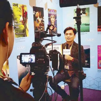  ??  ?? Director Jun Lana is being interviewe­d during the 13th Pacific Meridian Film Festival in Vladivosto­k, Russia