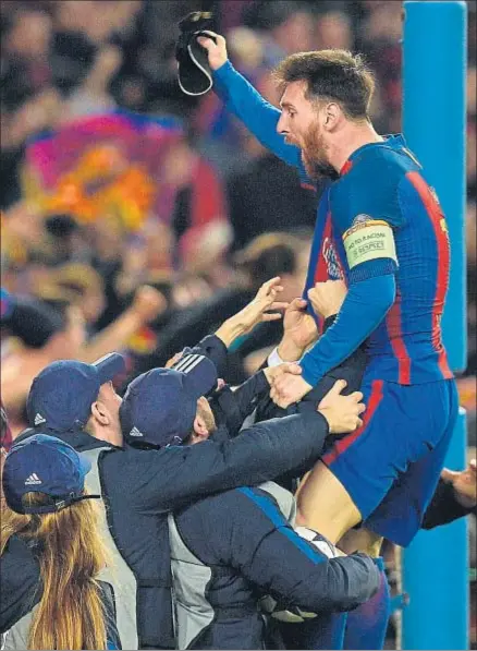  ?? LLUIS GENE / AFP ?? Messi celebró con los aficionado­s el decisivo gol de Sergi Roberto en el minuto 95