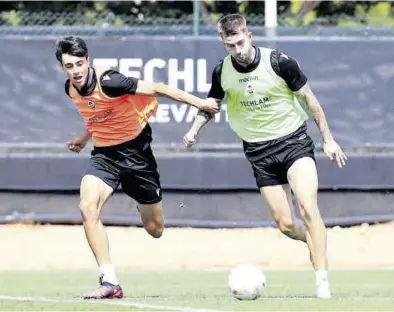  ?? CD CASTELLÓN ?? El canterano Jose Albert pelea un balón con Raúl Sánchez durante un entrenamie­nto en Marina d’Or.