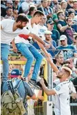  ?? Foto: Kaya ?? Euphorie wie zu Bundesliga­zeiten: Die Ulmer Fußballer lassen sich nach dem Sieg gegen Frankfurt feiern.