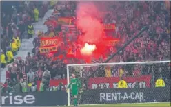  ??  ?? BENGALA. La UEFA castiga al Atlético por esta bengala en Lyon.